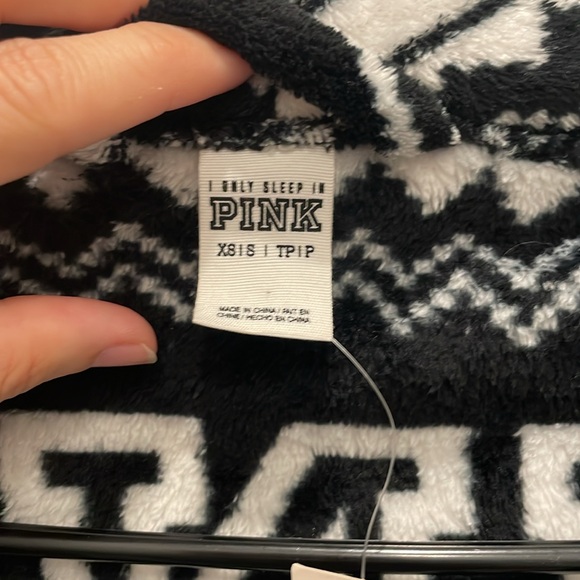 NWT Pink super soft and comfy black and white pattern short robe xs-s - Picture 4 of 6